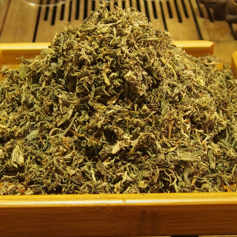 贵州,这片古老而神奇的土地上,不仅有着丰富的自然风光和深厚的文化底蕴,还有着各式各样的特色小吃。那么,哪些贵州特产可以作为可带走的零食呢?让我们一起探索一下。